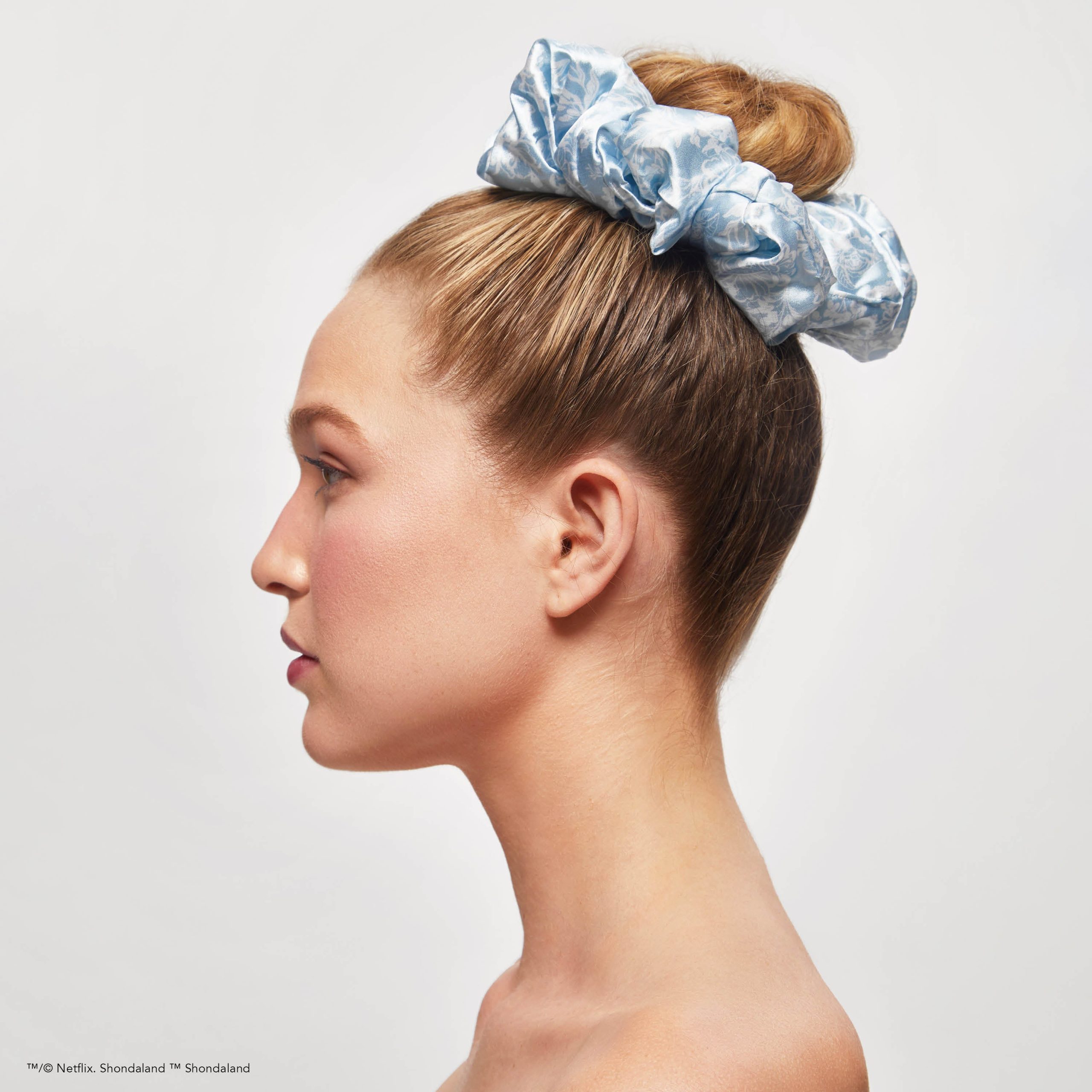 💎 Premium | Kitsch x Bridgerton Satin Pillow Scrunchies in Toile De Blue - 60% Off - Image 4