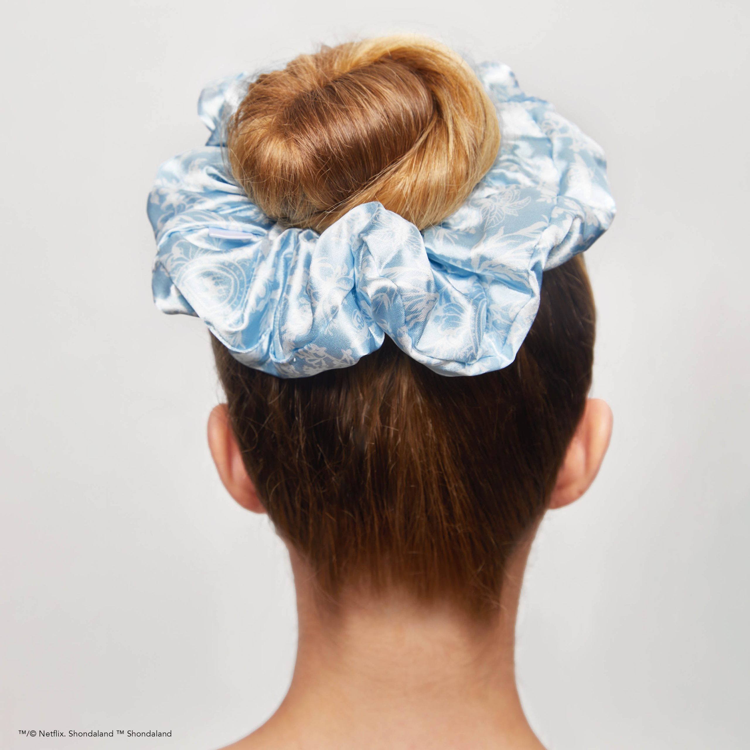 💎 Premium | Kitsch x Bridgerton Satin Pillow Scrunchies in Toile De Blue - 60% Off - Image 5
