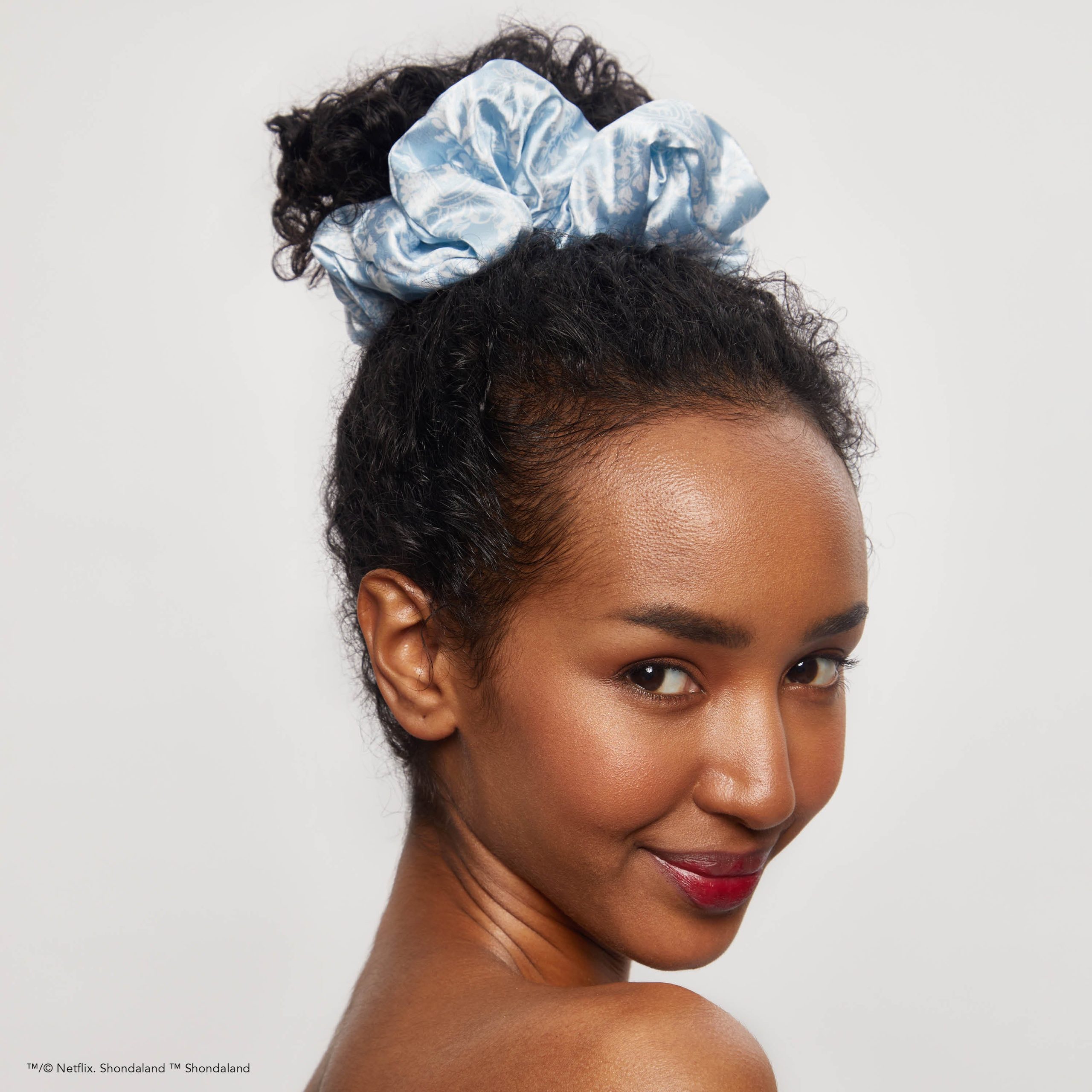 💎 Premium | Kitsch x Bridgerton Satin Pillow Scrunchies in Toile De Blue - 60% Off - Image 2